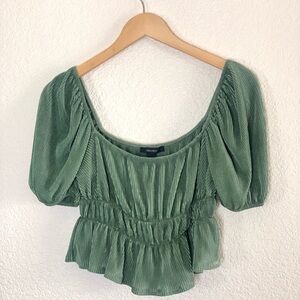 Forever 21 | Like new green peasant top puffed sleeve cropped size medium